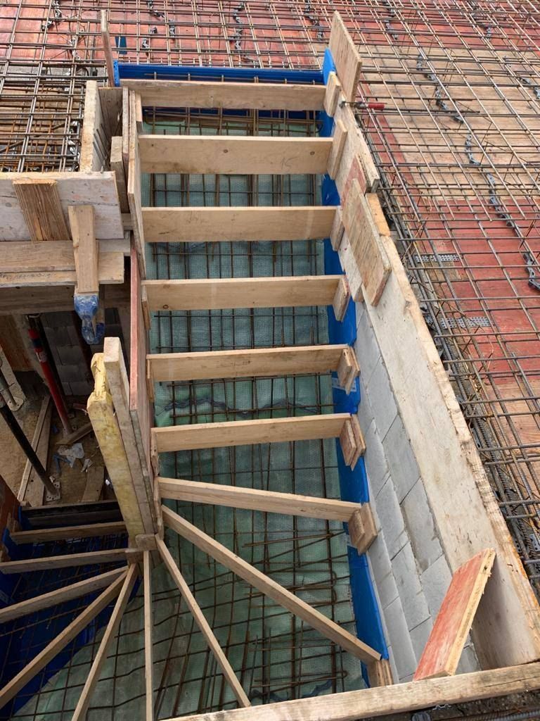 Gestellte Schalung einer Ortbetontreppe im Rohbau