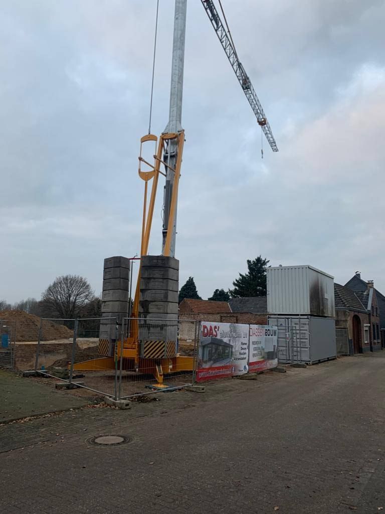 Mobilkran im Einsatz auf einer innerörtlichen Baustelle